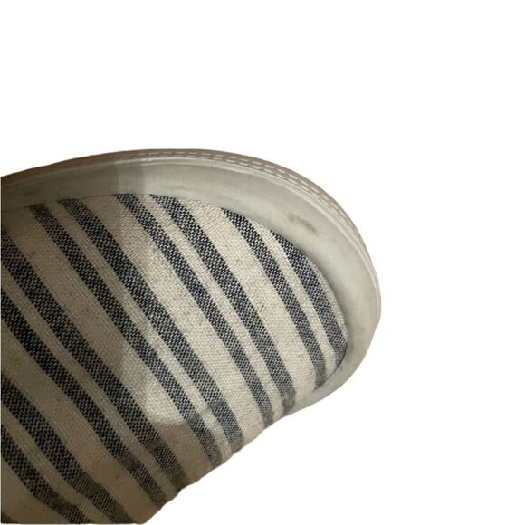 3 for $30! Used Maurice’s women’s Molly stripe slip on - Picture 5 of 6